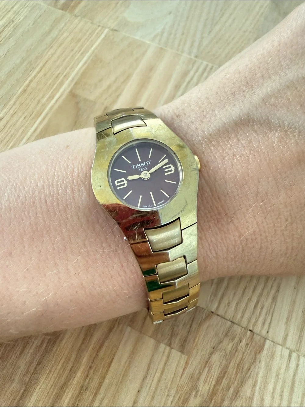 Tissot 1853 ladies round gold tone link bracelet Swiss watch NEW BATTERY